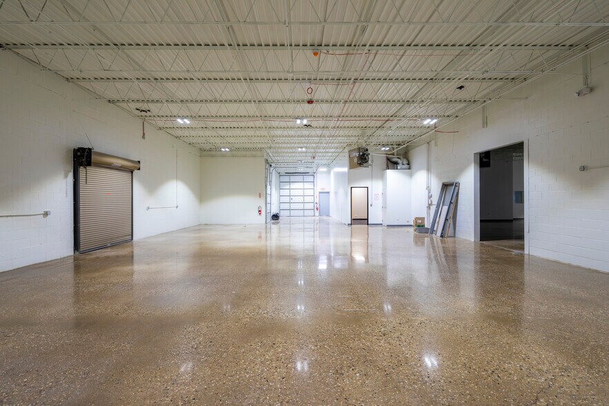 More Photos Of 1084 Industrial Dr, Bensenville Warehouse For Lease