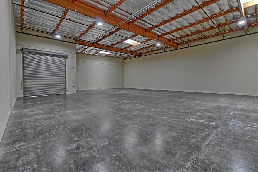 More Photos Of 4483 McGrath St, Ventura Service For Lease