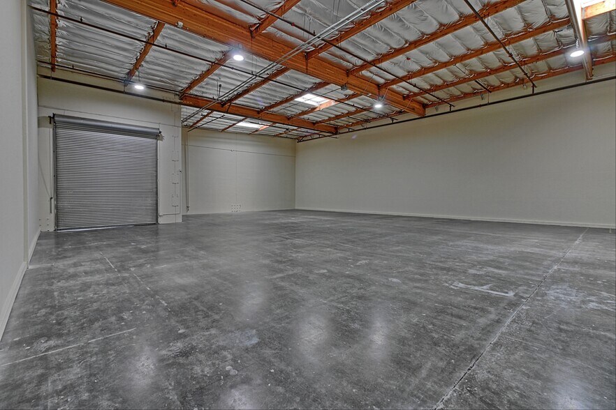 More Photos Of 4483 McGrath St, Ventura Service For Lease