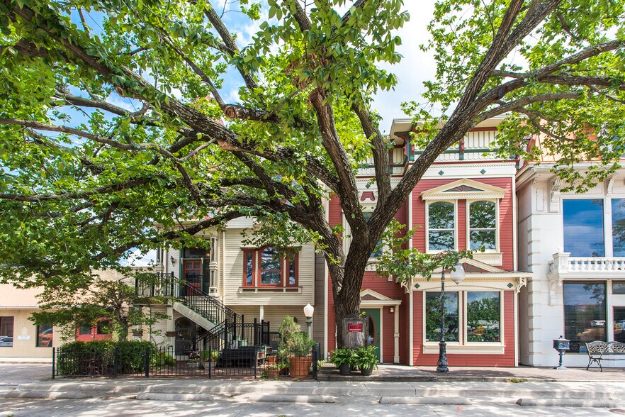 More Photos Of 4821 Broadway St, Addison Office For Sale