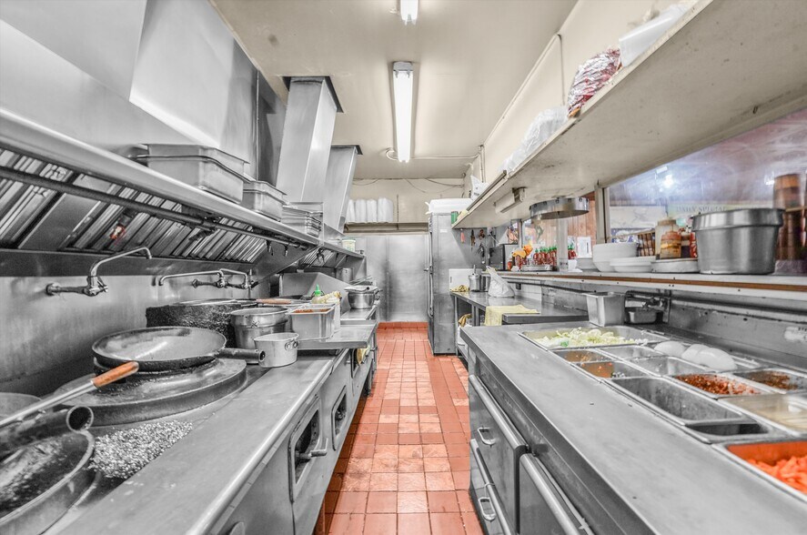 More Photos Of 486 W 20th St, San Pedro Storefront Retail Residential For Sale