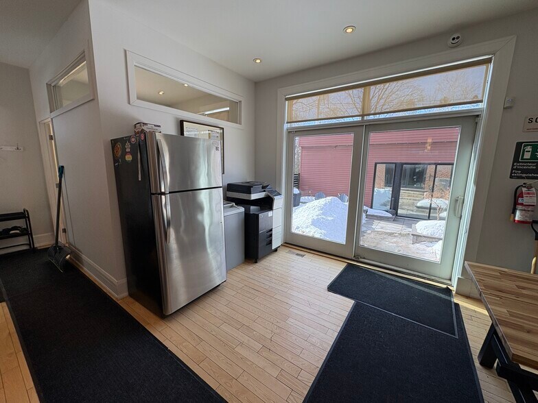 More Photos Of 510-512 Décarie Boul, Saint-Laurent Loft Creative Space For Sale