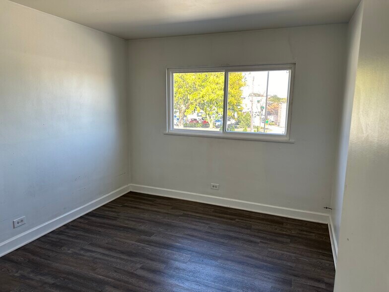 More Photos Of 220-230 Hicks Pl, Palatine Storefront Retail Residential For Sale