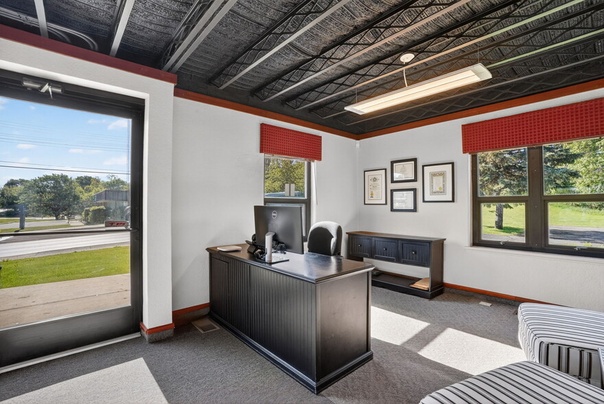 More Photos Of 1104 S Mitchell St, Cadillac Office For Sale