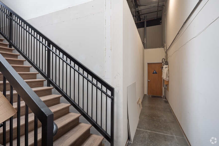 More Photos Of 61 Post, Irvine Flex For Sale