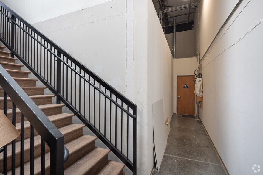 More Photos Of 61 Post, Irvine Flex For Sale