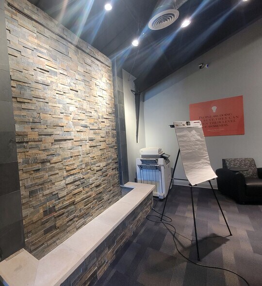 More Photos Of 5642 N 2nd St, Loves Park Office For Sale