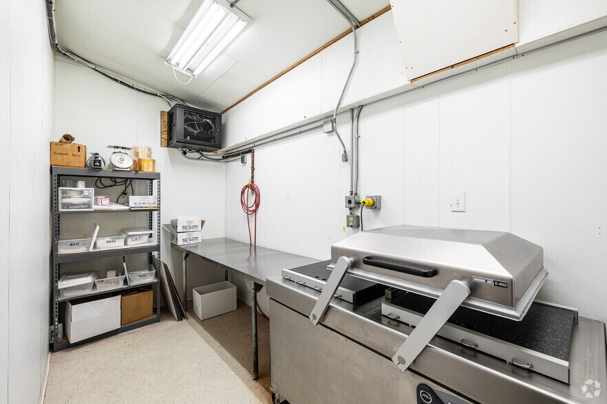 More Photos Of 1762 S Adams Dr, Madras Manufacturing For Sale