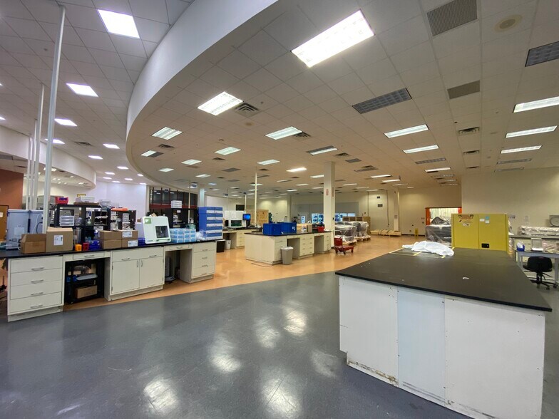 More Photos Of 7050 Burleson Rd, Austin Light Distribution For Sale