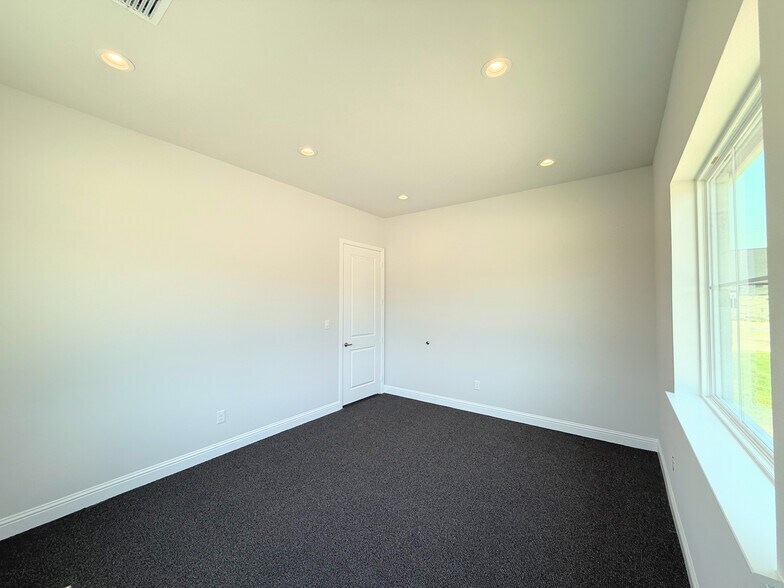 More Photos Of 6000 Alma Rd, McKinney Office For Sale