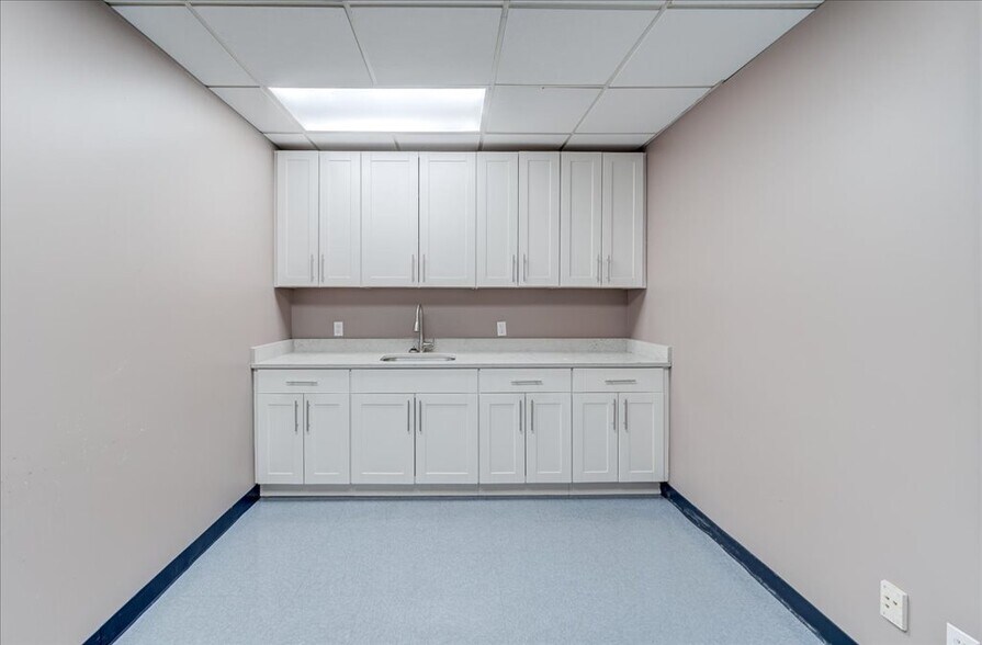 More Photos Of 1 Edgewater St, Staten Island Office For Lease