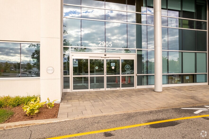 More Photos Of 2905 Pl Louis-R.-Renaud, Laval Office For Lease