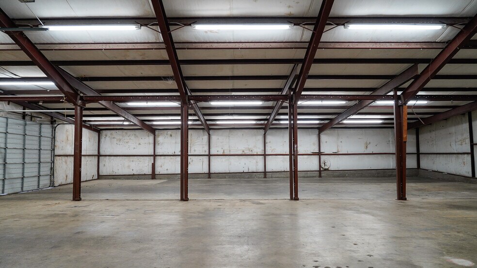 More Photos Of 823 W Broadway Ave, Fort Worth Warehouse For Lease