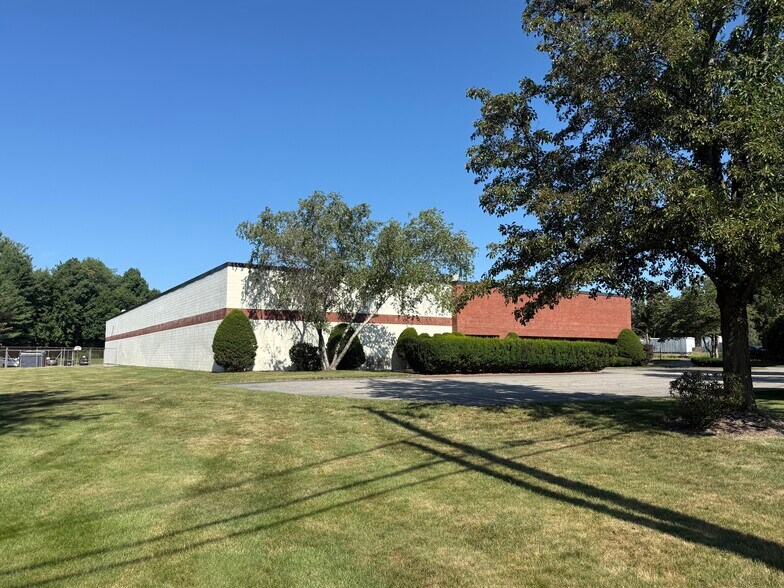More Photos Of 11 Willow Rd, Ayer Warehouse For Lease