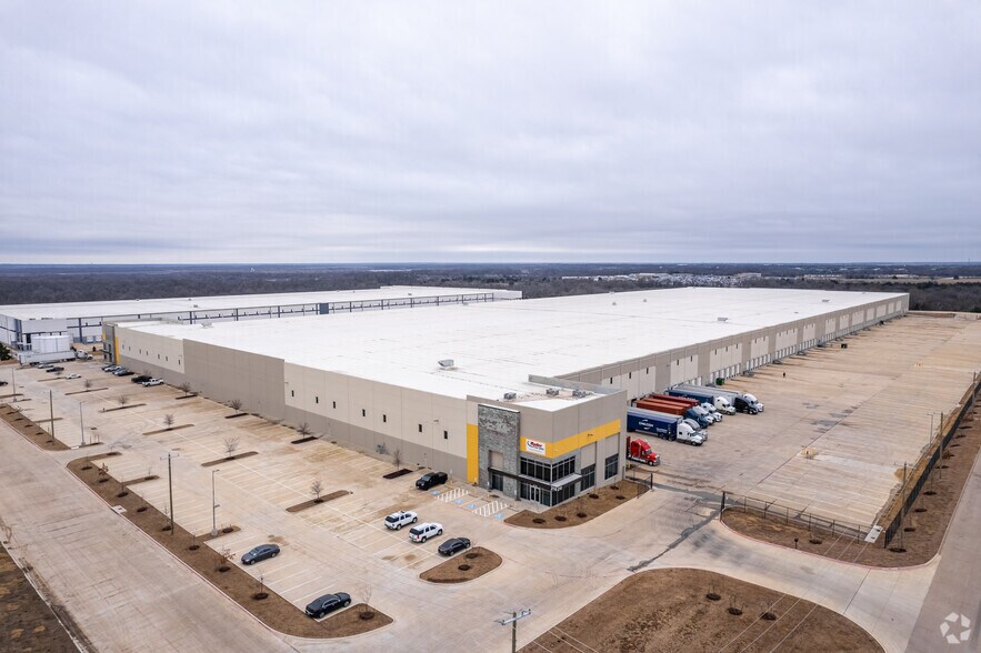 More Photos Of 210 Sunridge Blvd, Wilmer Distribution For Lease