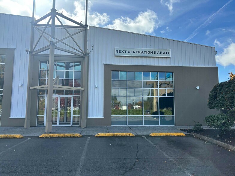 Primary Photo Of 2820 SE 58th Ct, Hillsboro Showroom For Lease