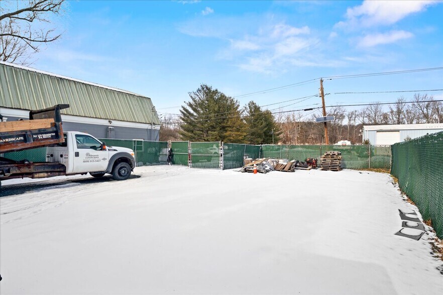 More Photos Of 53 Somerset St, Hopewell Flex For Sale