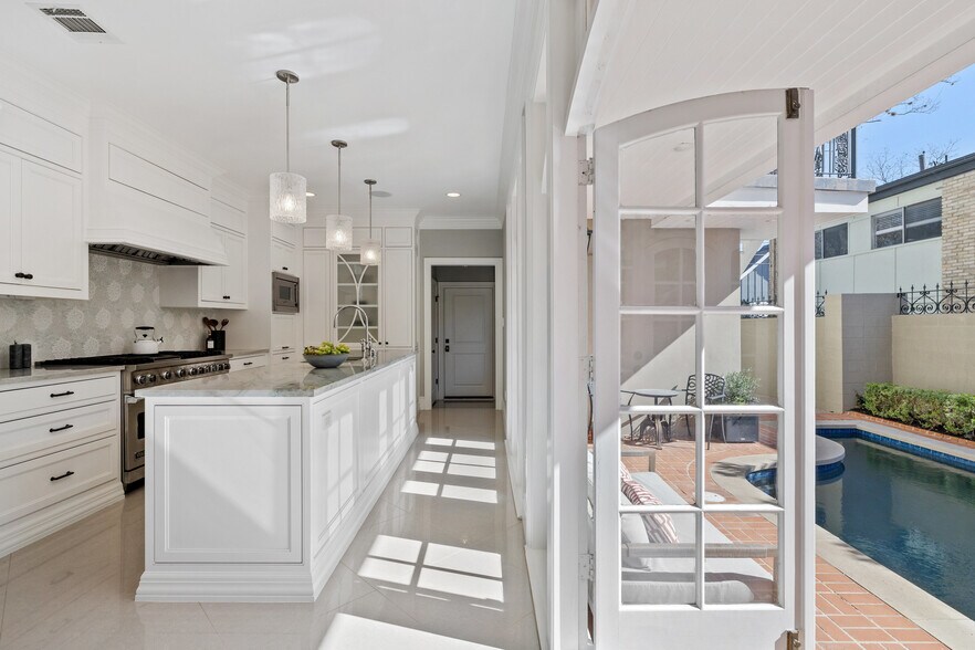 More Photos Of 1810 W 35th St, Austin Specialty For Sale