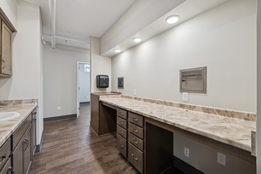 More Photos Of 1832 Memorial Dr, Clarksville Medical For Lease