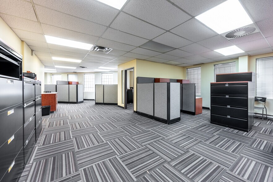 More Photos Of 5929 Rte Transcanadienne, Montréal Loft Creative Space For Lease