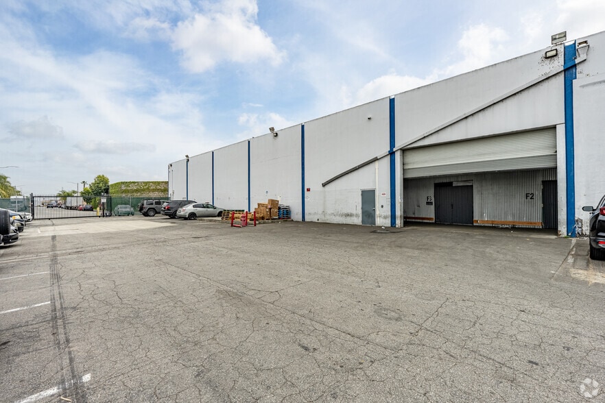More Photos Of 5625 E Firestone Blvd, South Gate Warehouse For Lease