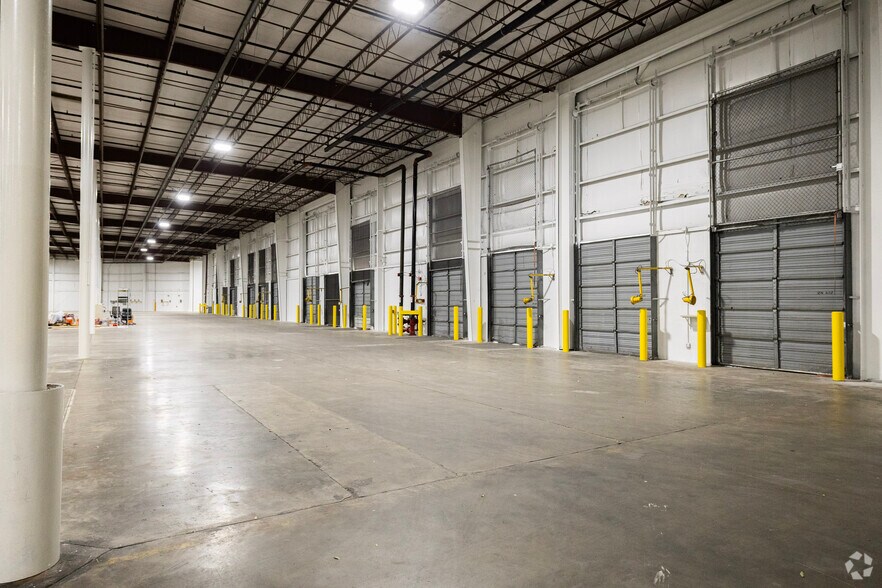 More Photos Of 6708 Harney Rd, Tampa Distribution For Lease