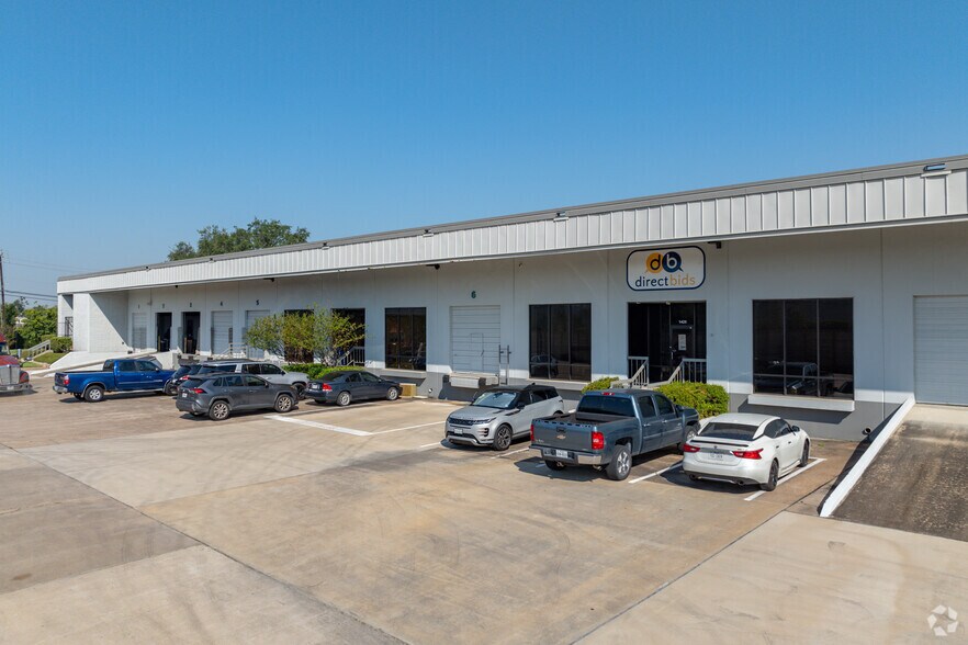 More Photos Of 1420-1438 N Post Oak Rd, Houston Flex For Lease