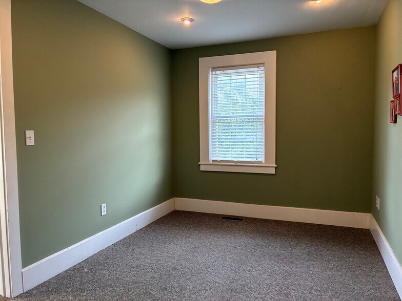 More Photos Of 76 Salem Tpke, Norwich Office For Sale