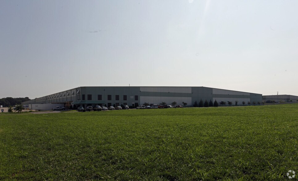 More Photos Of 1171 Vaughn Pky, Portland Distribution For Lease