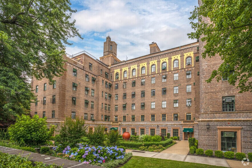 Primary Photo Of 160 Middle Neck Rd, Great Neck Apartments For Lease