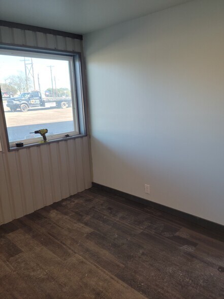 More Photos Of 4235 FM 78, McQueeney Flex For Lease
