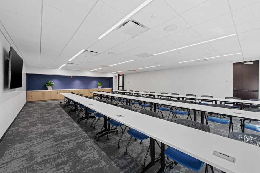 More Photos Of 650 Dundee Rd, Northbrook Office For Lease