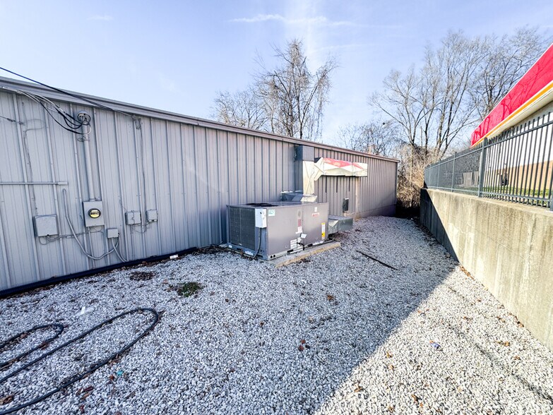 More Photos Of 2229 Vandalia St, Collinsville Freestanding For Sale
