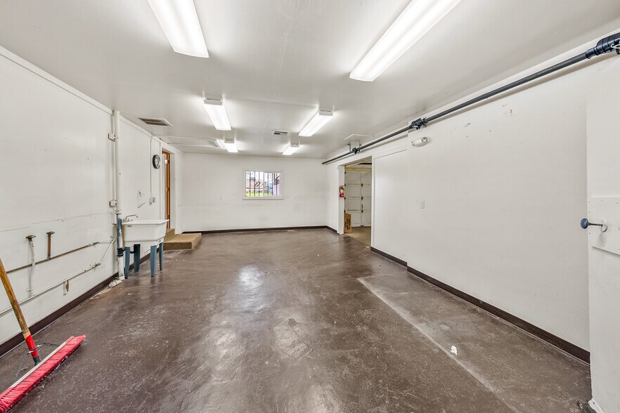 More Photos Of 211 Front St, Central Point General Retail For Sale