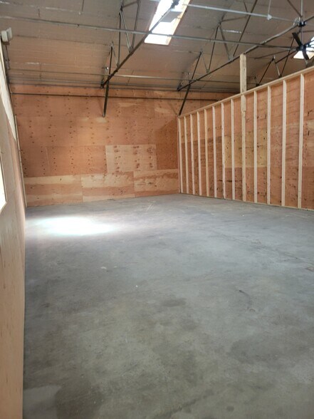 More Photos Of 6 Railroad Yard Rd, Deerfield Light Distribution For Lease