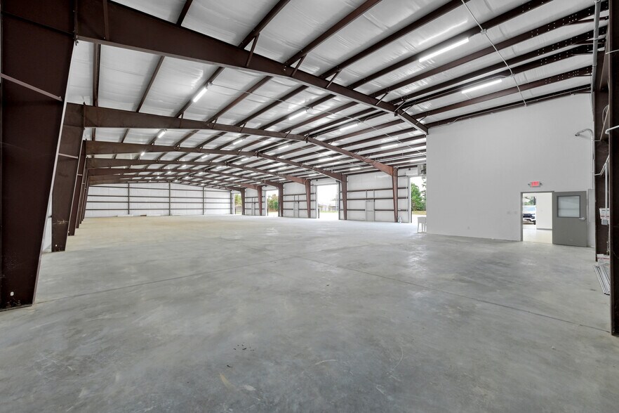 More Photos Of 535 S Persimmon St, Tomball Warehouse For Lease