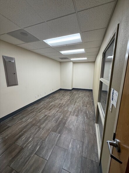 More Photos Of 698 12th St SE, Salem Office For Lease