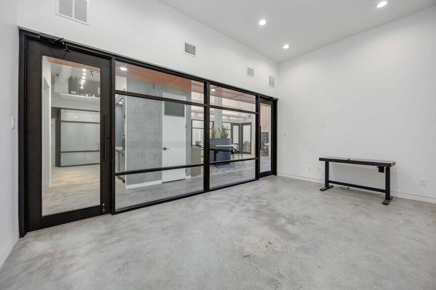 More Photos Of 5214 Harrisburg Blvd, Houston Office For Lease