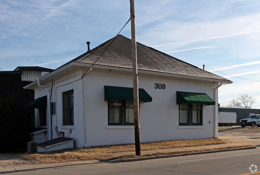 More Photos Of 308-320 W Main St, Clayton Flex For Lease