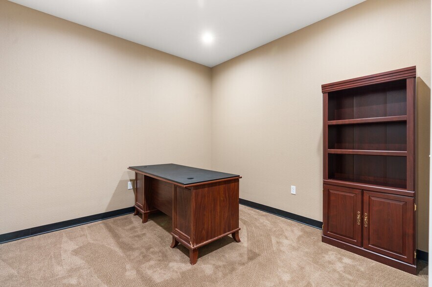 More Photos Of 18920 Freeport Dr, Montgomery Industrial For Sale