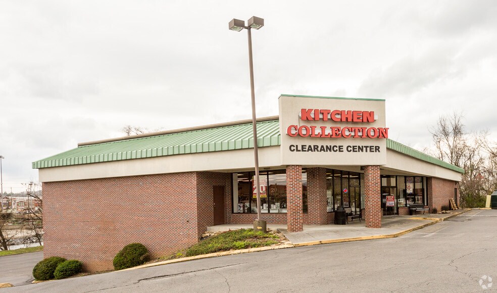 More Photos Of 147-185 E Wears Valley Rd, Pigeon Forge Storefront For Lease