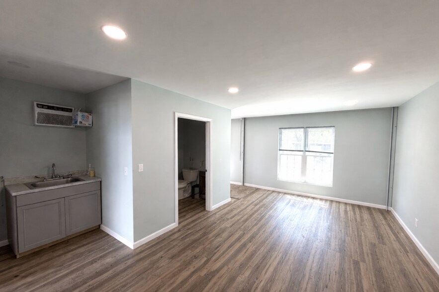 More Photos Of 205 AVENUE C, Carrollton Warehouse For Lease