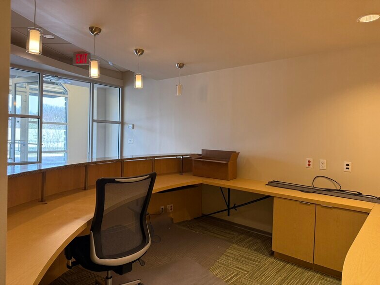 More Photos Of 909 E Republic Rd, Springfield Office For Sale