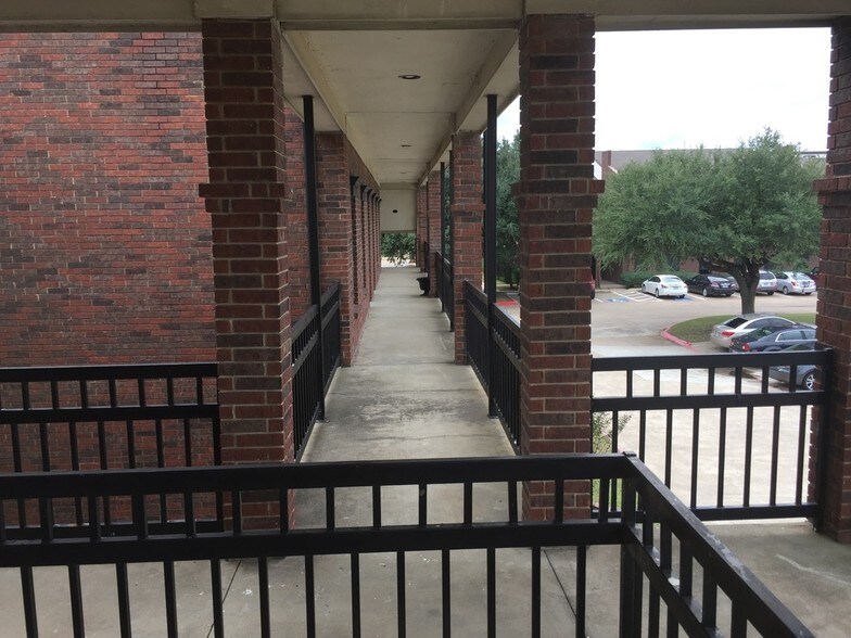 More Photos Of 337 Oaks Trl, Garland Office For Lease