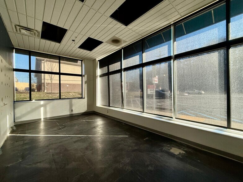 More Photos Of 7811 McKnight Rd, Pittsburgh Freestanding For Lease