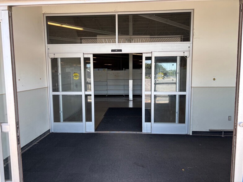 More Photos Of 6920-6930 W Kellogg Dr, Wichita Freestanding For Lease