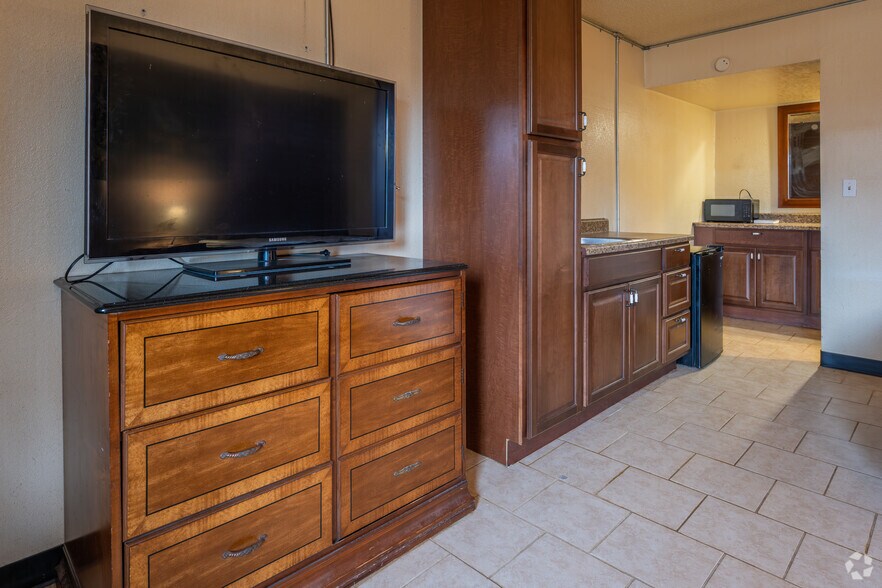 More Photos Of 115 NW Harlem Rd, Kansas City Apartments For Sale