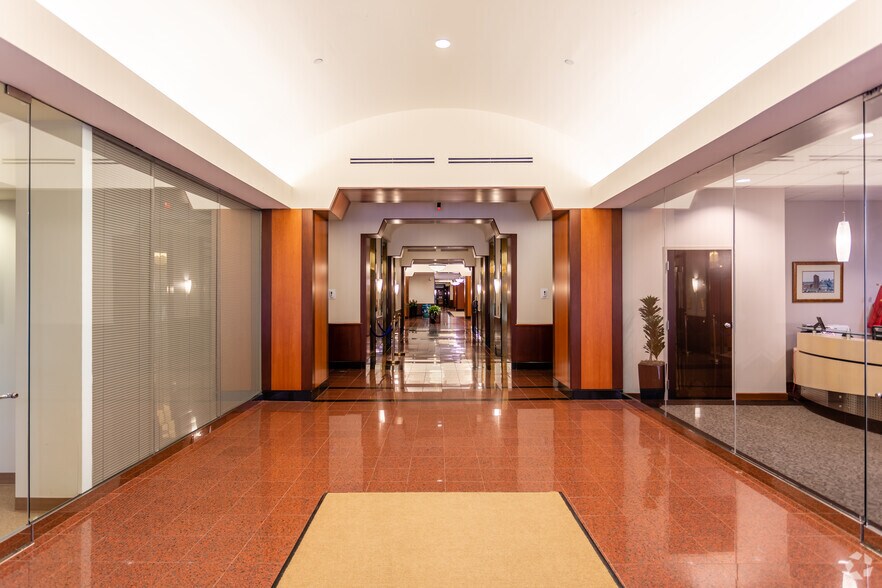 More Photos Of 50 E Rivercenter Blvd, Covington Office Residential For Lease