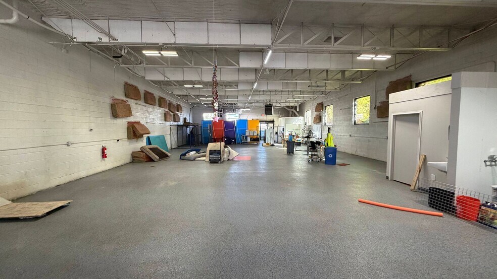 More Photos Of 310 Rock Island St, Dallas Flex For Lease