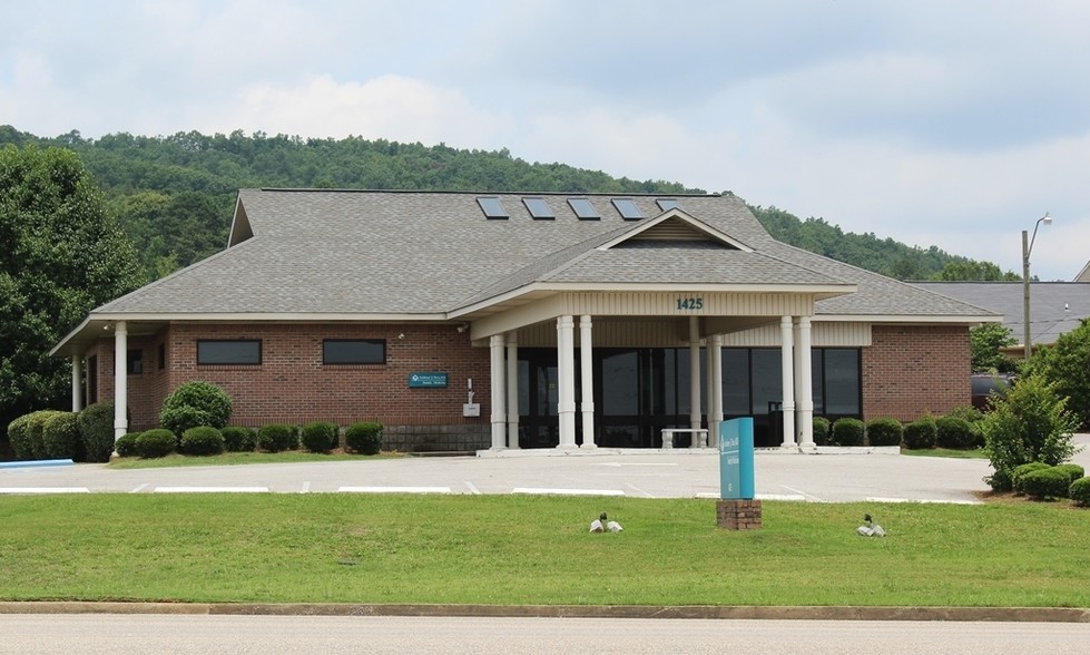 Primary Photo Of 1425 Greenbrier Dear Rd, Anniston Medical For Sale